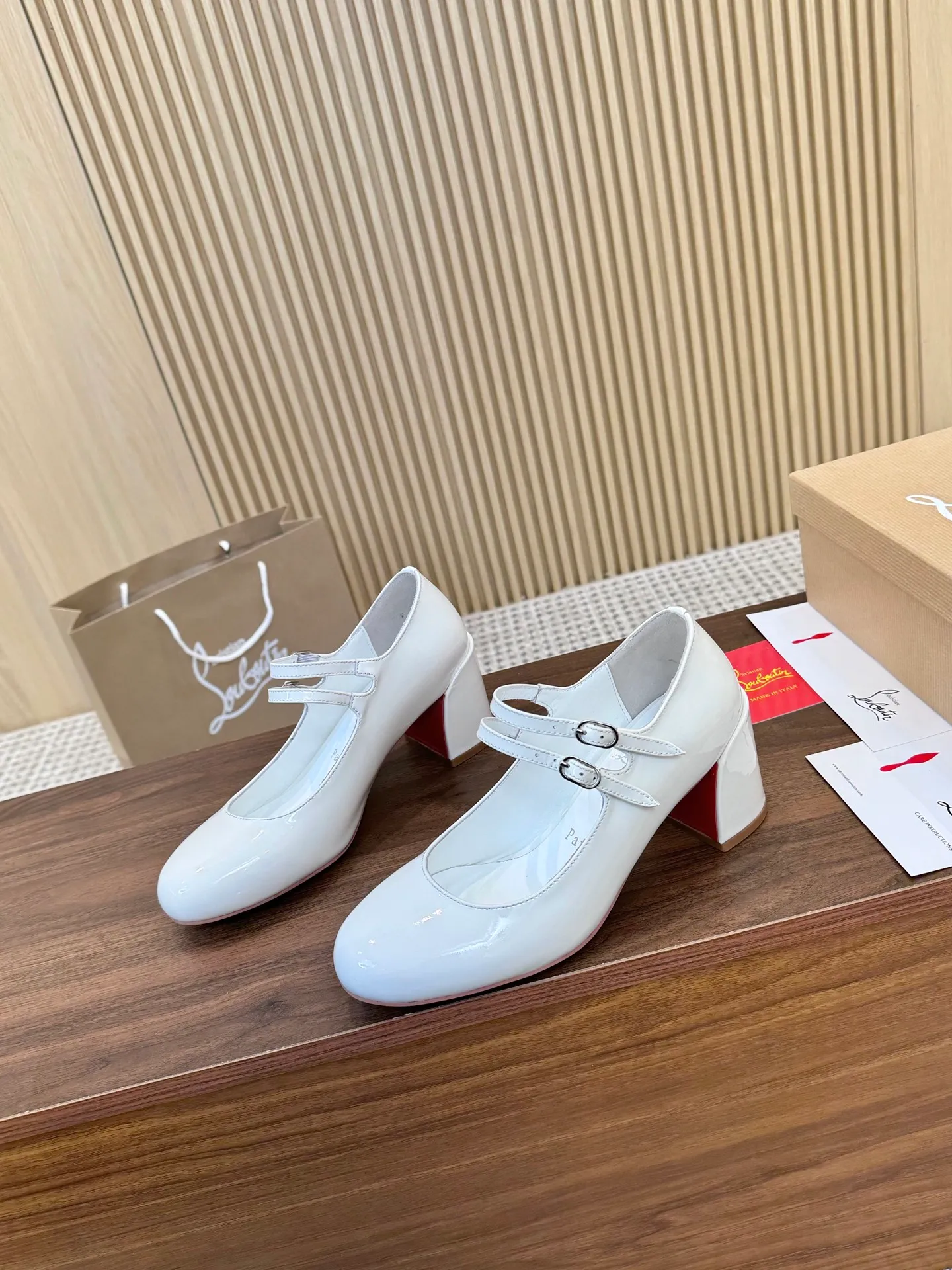 👟👟Ex-factory price 480👟👟 Genuine leather sole +40 Year-round shipment💝Christian Louboutin CL👠 "Patent Leather Series" Noble and luxurious, real blingbling👟👟 Real materials, all customized by the pattern maker, and the materials are made of original customized materials to achieve the taste of the original 6 color options💍Upper: Imported👉cow patent leather💪 Lining: Sheepskin foot pad/lining Code number: 34-40.41.42 Heel height: 6.5cm Genuine leather sole Rubber sole